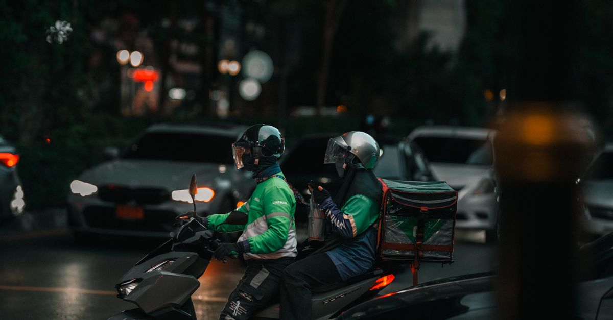 Motofrete: regras da atividade e exigências do condutor